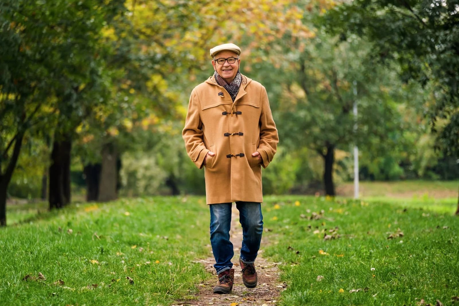 Homem caminhando em um parque no outono, ilustrando conteúdo sobre como emagrecer aumenta a testosterona.