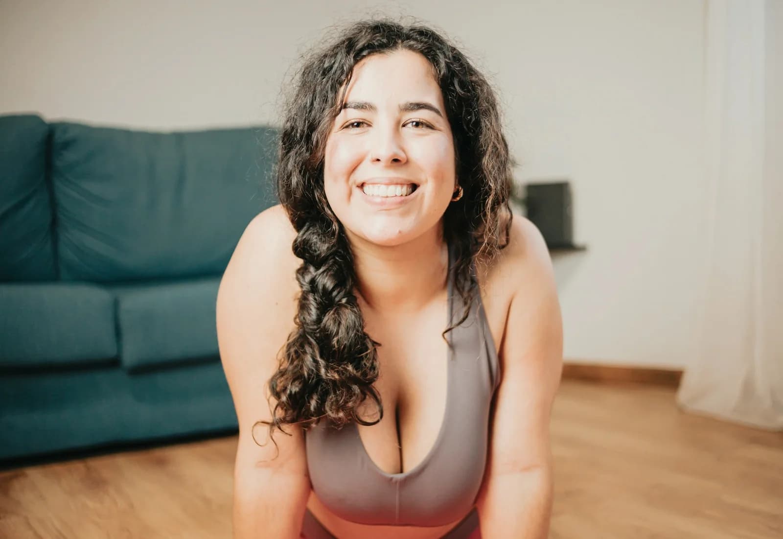 Mulher em roupa de treino, sorrindo, ilustrando conteúdo sobre preservar a massa muscular no tratamento com as canetas.