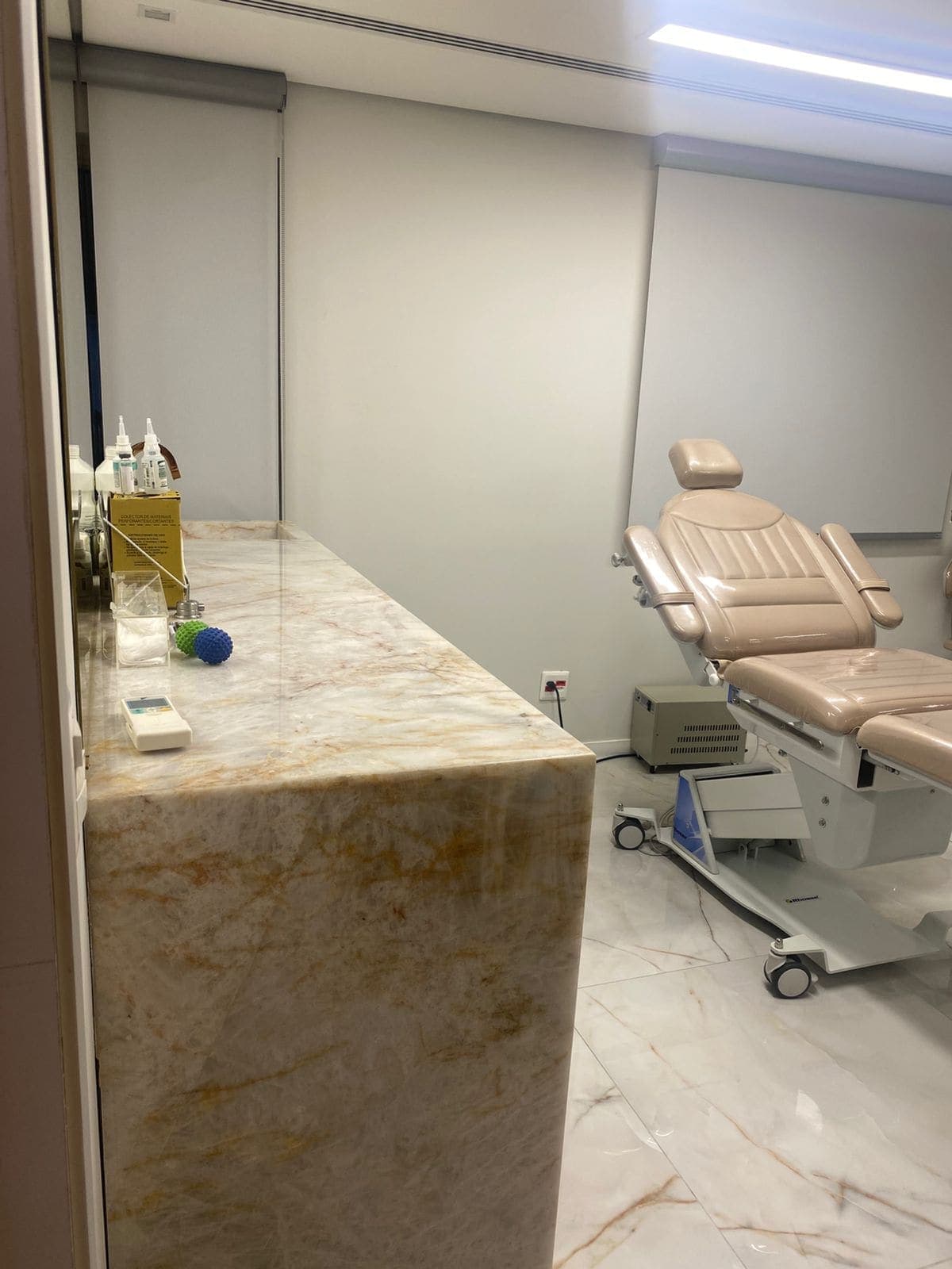 Bancada com equipamento clínico do consultório da Dra. Débora Di Matteo, no Jardins, São Paulo