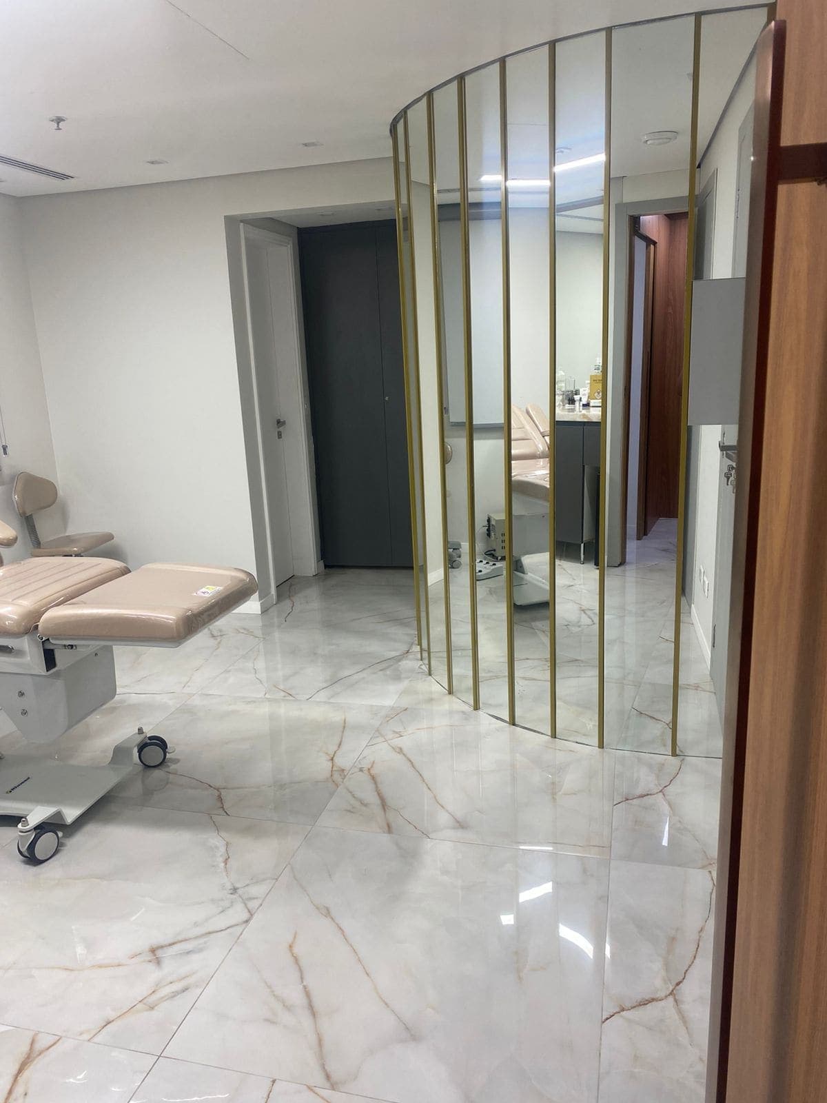 Sala ampla do consultório da Dra. Débora Di Matteo, no Jardins, São Paulo