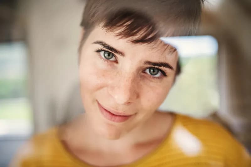 Mulher com sardas em retrato natural, ilustrando conteúdo sobre autoestima além da balança.
