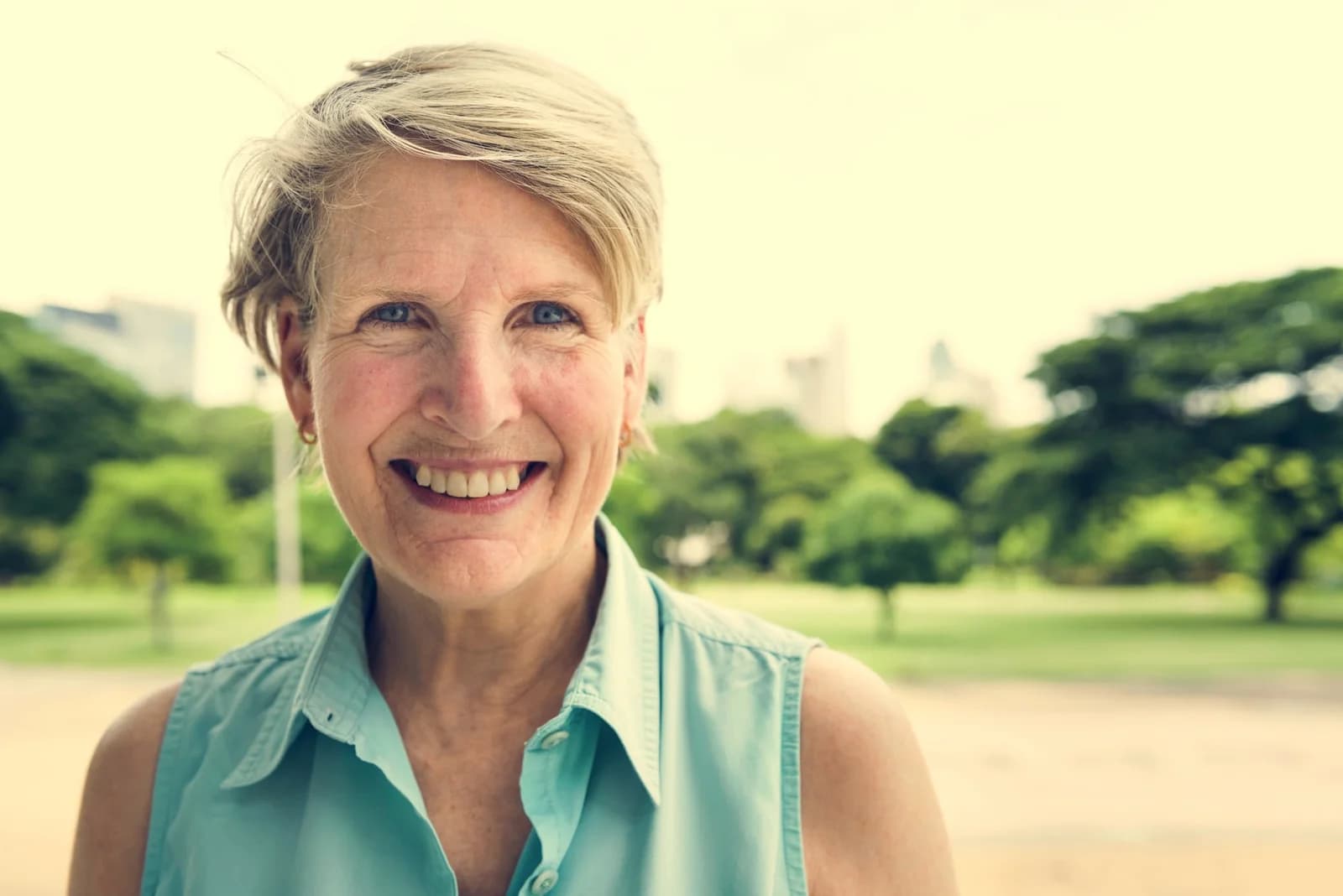 Mulher madura em um parque, ilustrando conteúdo sobre menopausa e osteoporose.