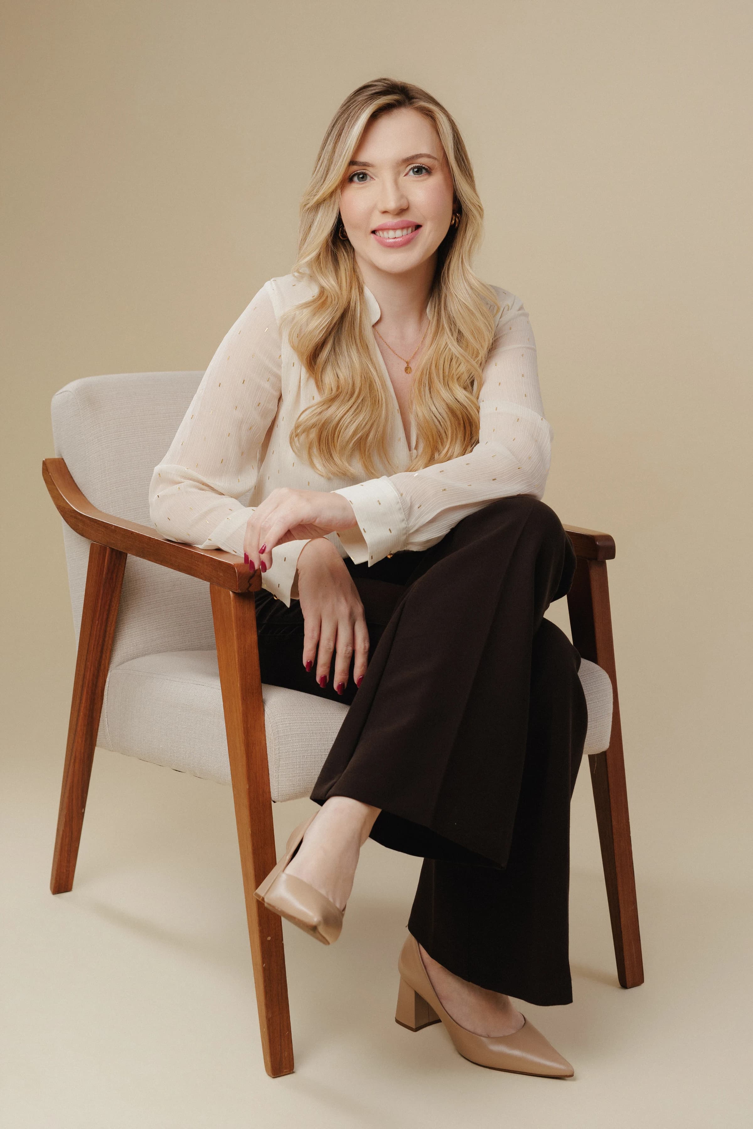 Dra. Débora Di Matteo, endocrinologista especialista em osteoporose e saúde óssea, no Jardins, São Paulo